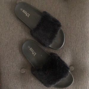 -NEW slippers